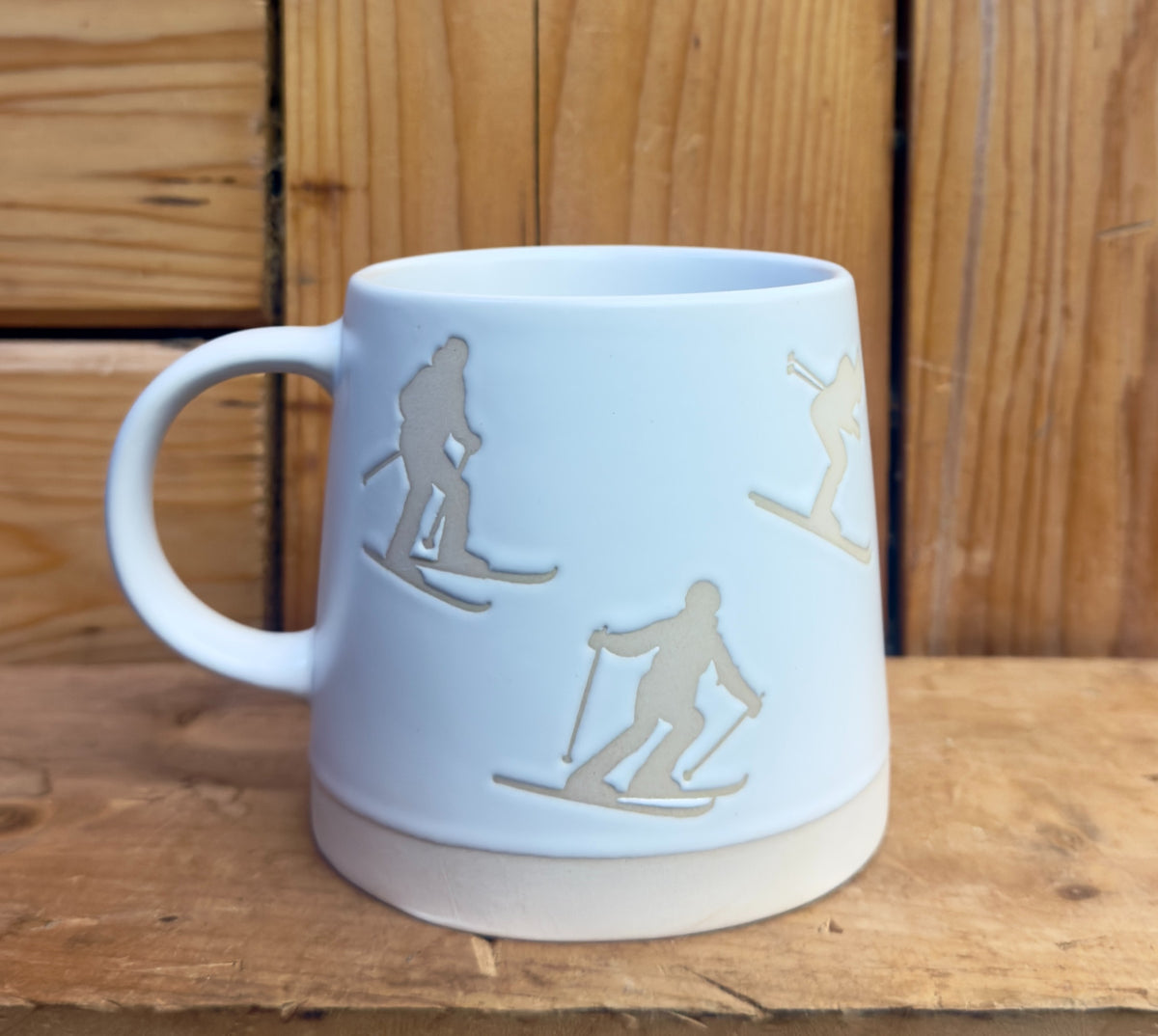 Wide Base Mug With Skiers